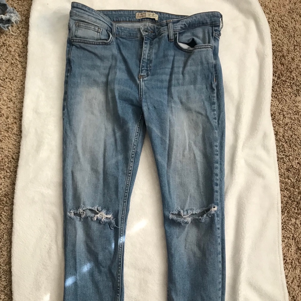 Ankle jeans w cuts in knees